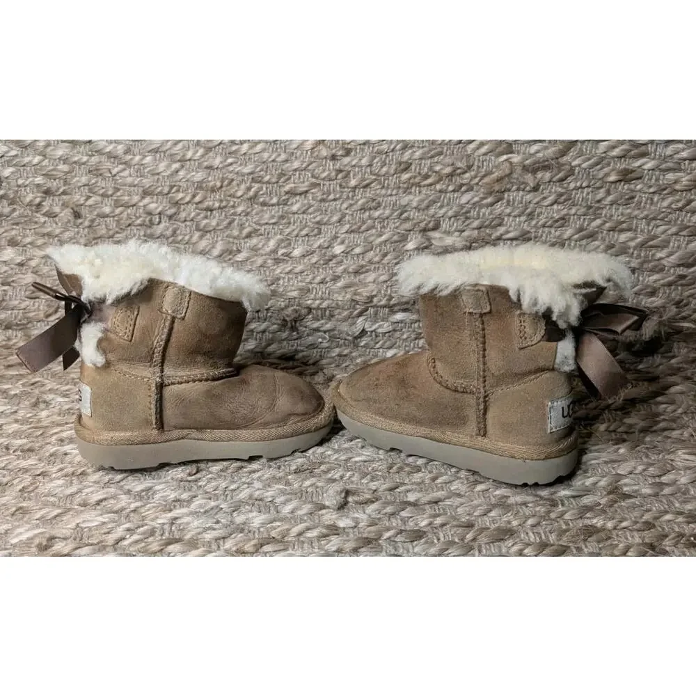 UGG Toddler Girl Boots T Mini Bailey Bow II Size 6 Tan Boots Casual Comfort